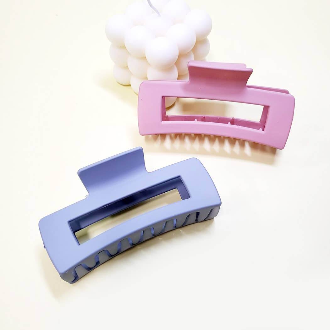 Large matte finish claw clips in blue and pink from Superstar for effortless hair styling.