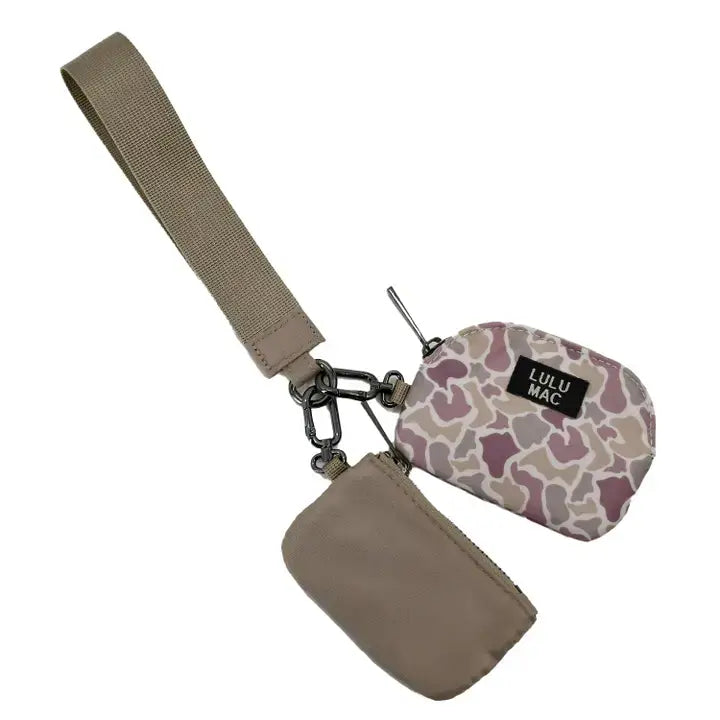 LULU MAC DOUBLE WRISTLET - CAMO featuring a stylish double pouch and strap for convenient organization.