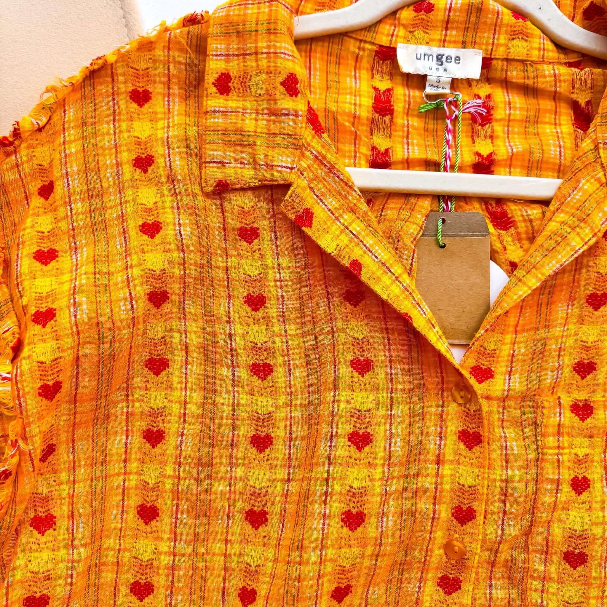 HELLO HAPPINESS TOP - Umgee in bright yellow with heart motifs and frayed details, perfect for a stylish and comfortable look.