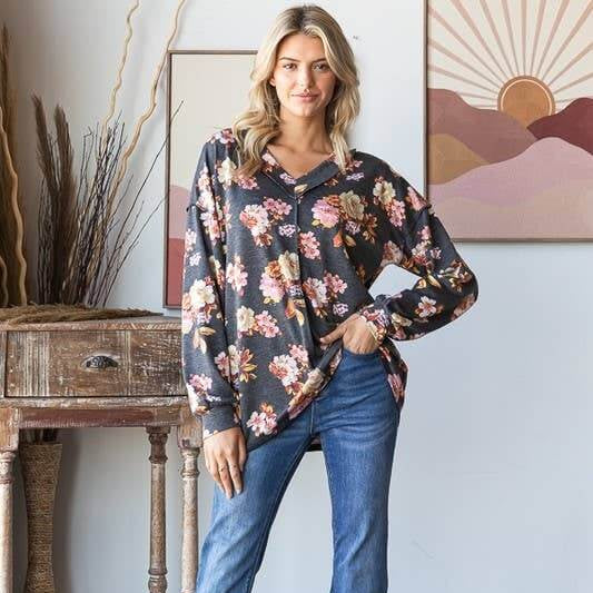 Model wearing ET7683-12 LONG PUFF SLEEVE FLORAL PRINT TOP with floral design and blue jeans.