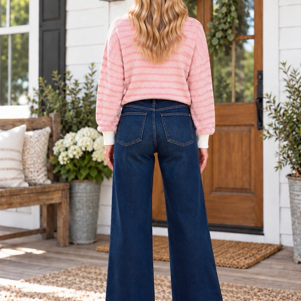 JUDY BLUE - GRACIE high-waist retro wide jeans in dark twilight blue, model seen from the back with cozy sweater.