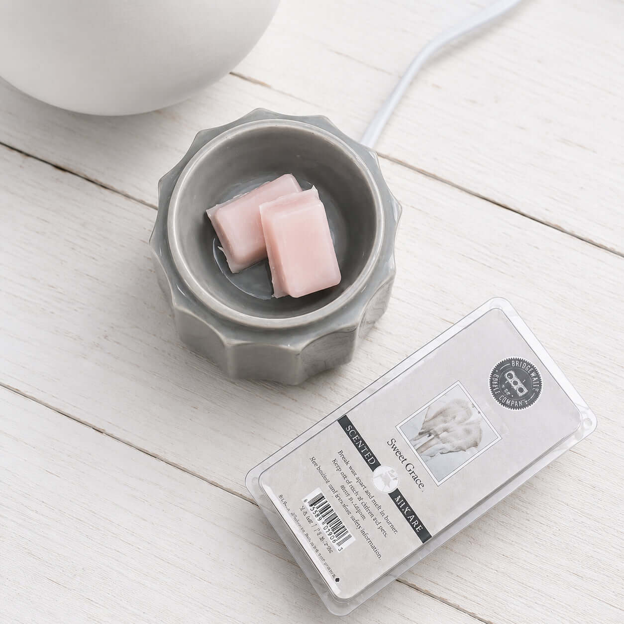 SWEET GRACE WAX MELTS in a decorative warmer with two wax cubes, ideal for creating a welcoming home fragrance.