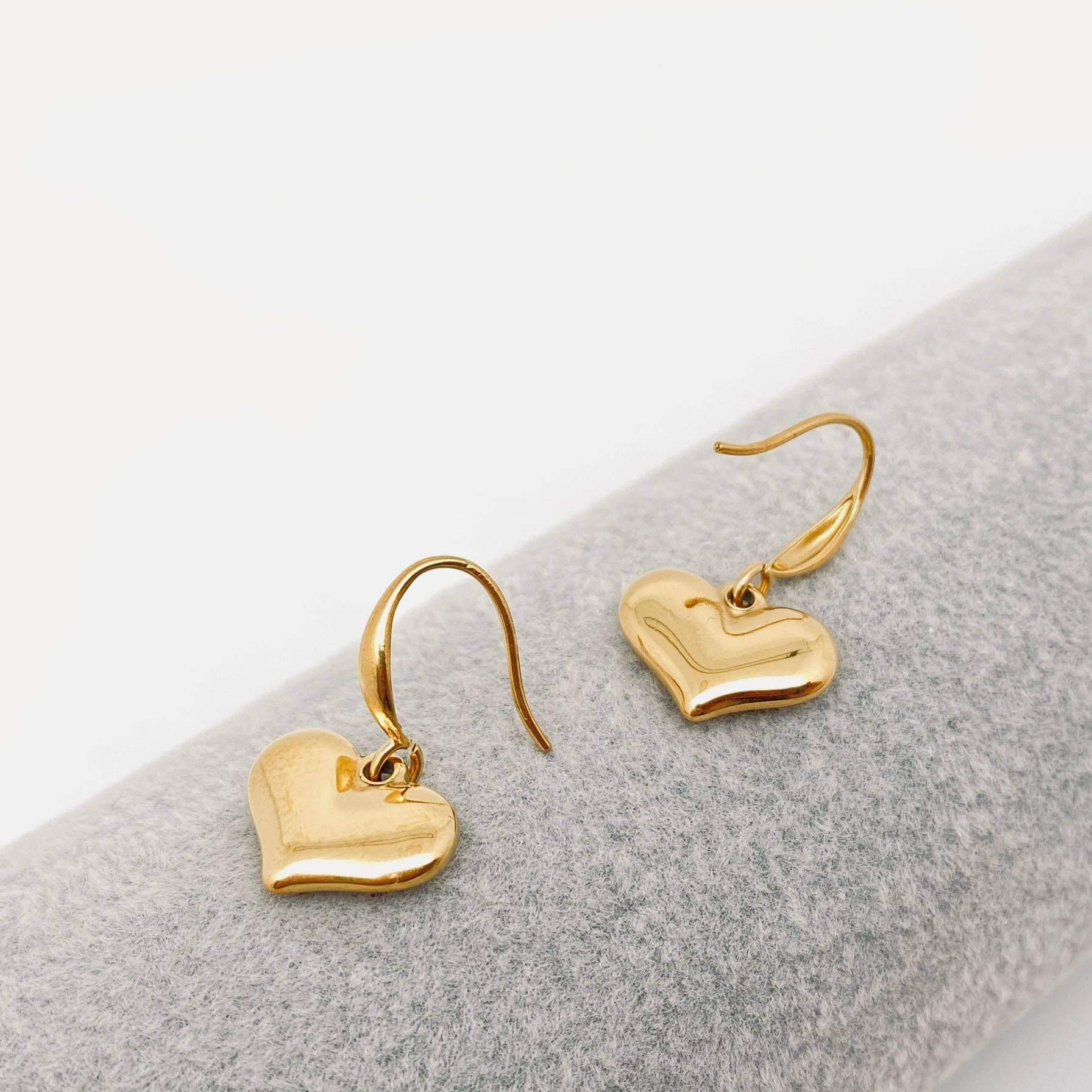 FOREVER YOURS EARRINGS in 18K gold-plated stainless steel, heart-shaped design for classic and romantic style.