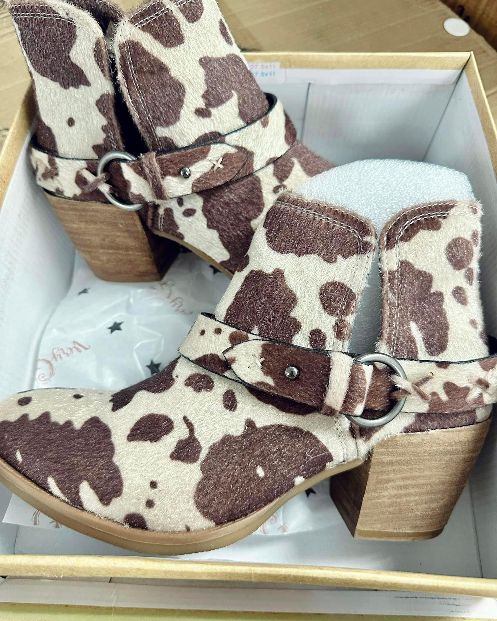 DIXIE ANN in Tan Cow by: Very G by Very G $39.00 Cute kicks with a country feel - this DIXIE ANN bootie in beige and tan cow color is a winning lasso of style! Leather look ankle boots, sporting an almond shaped toe, ankle cut out, western strap with stit