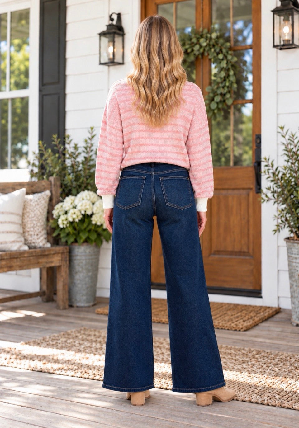 JUDY BLUE - GRACIE high-waist retro wide jeans in dark twilight blue, model seen from the back with cozy sweater.