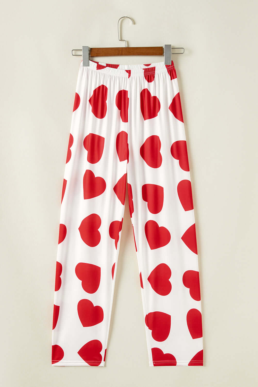 Heart-print lounge pants in red and white, featuring playful heart patterns for a cozy look.
