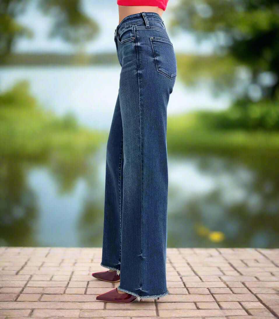 Side view of JUDY BLUE Mia dark wash midrise wide leg jeans on model, showcasing 32.5" inseam and 10" rise.